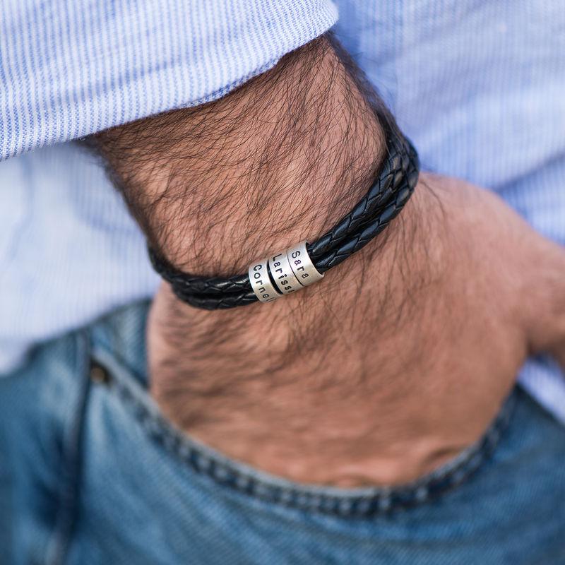 Herrenarmband aus schwarzem Leder – personalisierbar mit Verzierungen in Silber oder Gold